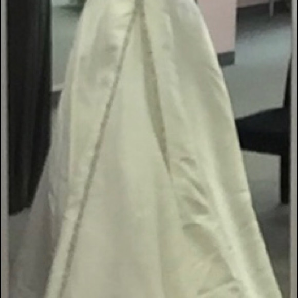 A-Line, ivory wedding dress. Size 4 - Picture 4 of 4